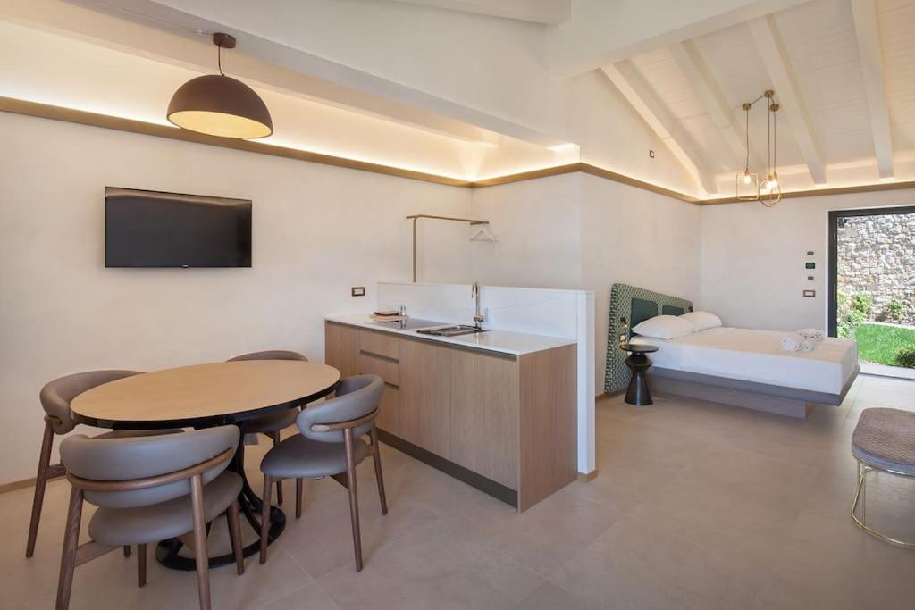 Villa Divina-Apt Armonia-Con Piscina E Vista Lago カステッレット・ディ・ブレンゾーネ エクステリア 写真
